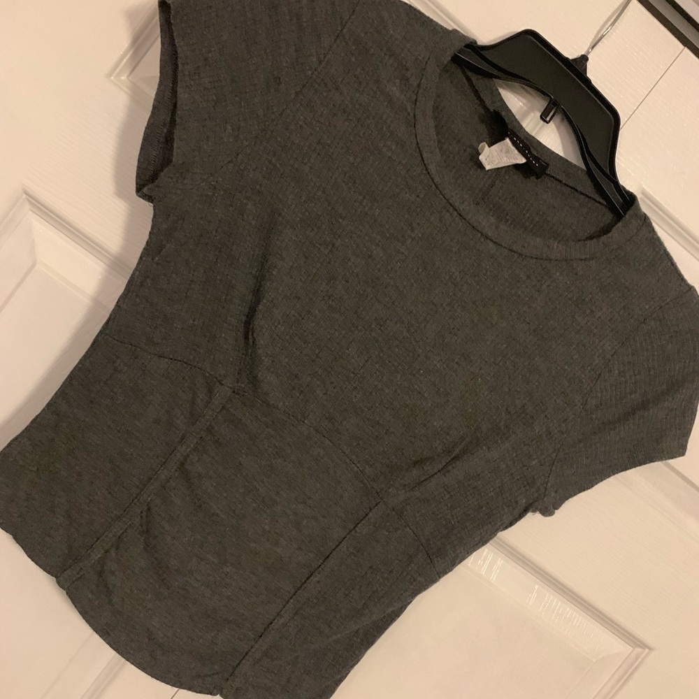 BUCKLE Ribbed Crop Top - Picture 2 of 4